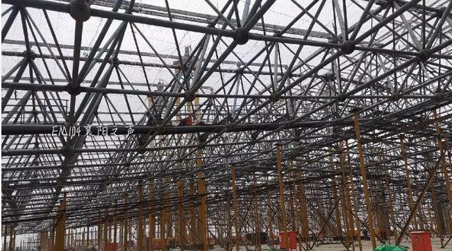 襄陽東津高鐵站建設邁入關鍵階段，首片屋蓋網架鋼結構成功安裝